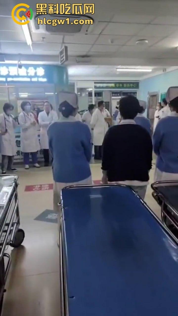 辽宁沈阳高速大巴车侧翻起火 50多名学生烧伤惨重 真实现场视频流出-2