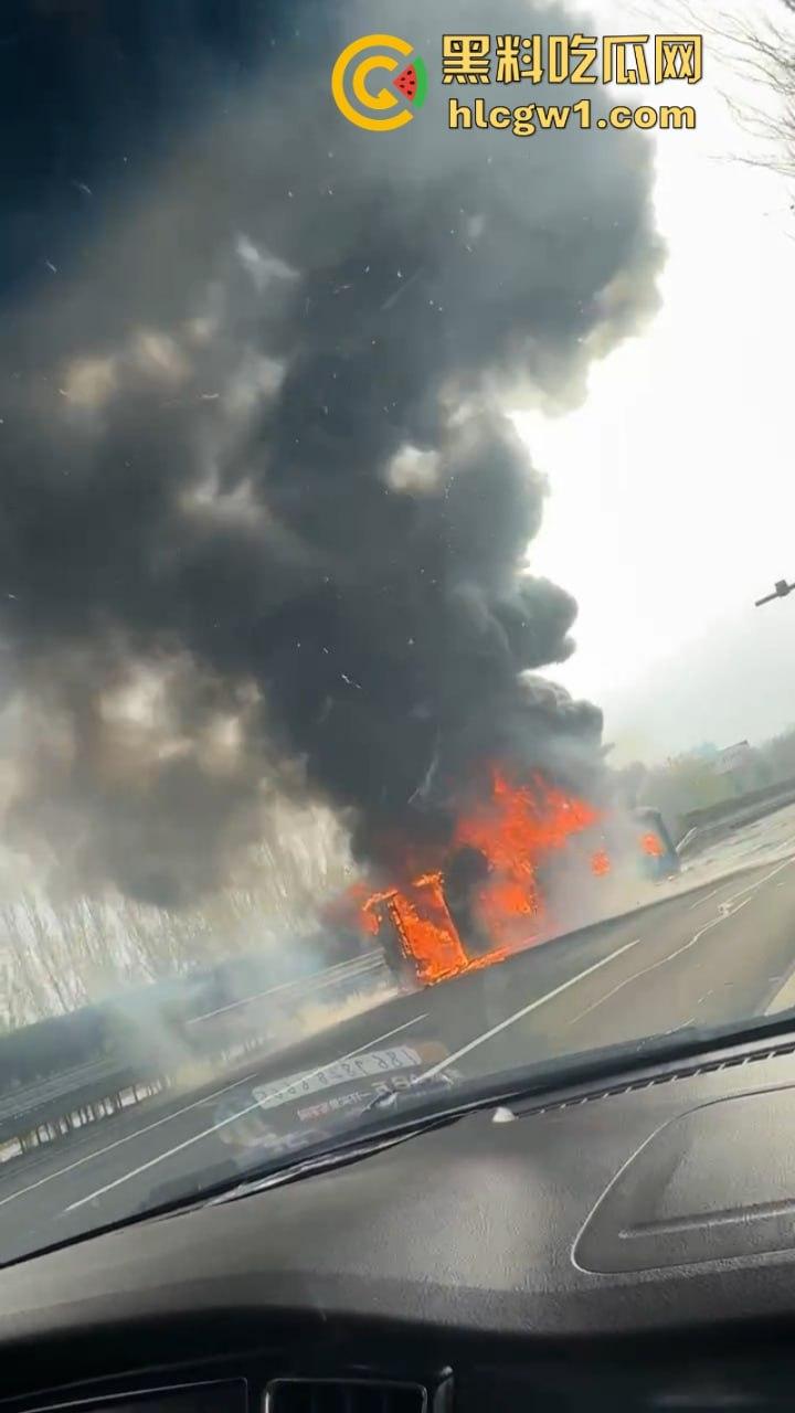 辽宁沈阳高速大巴车侧翻起火 50多名学生烧伤惨重 真实现场视频流出-10