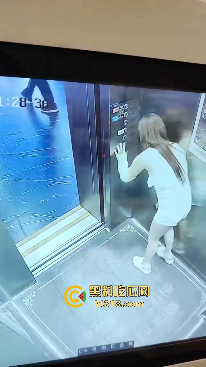 憋不住了！温州极品美女电梯放尿，看出来很急，脱下裤子就尿，还用手玩尿，监控拍的清清楚楚！-1