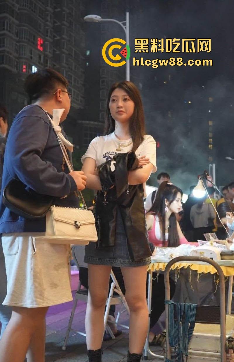 深圳街头偷拍狂潮,极品嫩妹裙底春光乍泄,透明丁字裤勒嫩鲍,阴毛浓密看的人目瞪口呆!-1