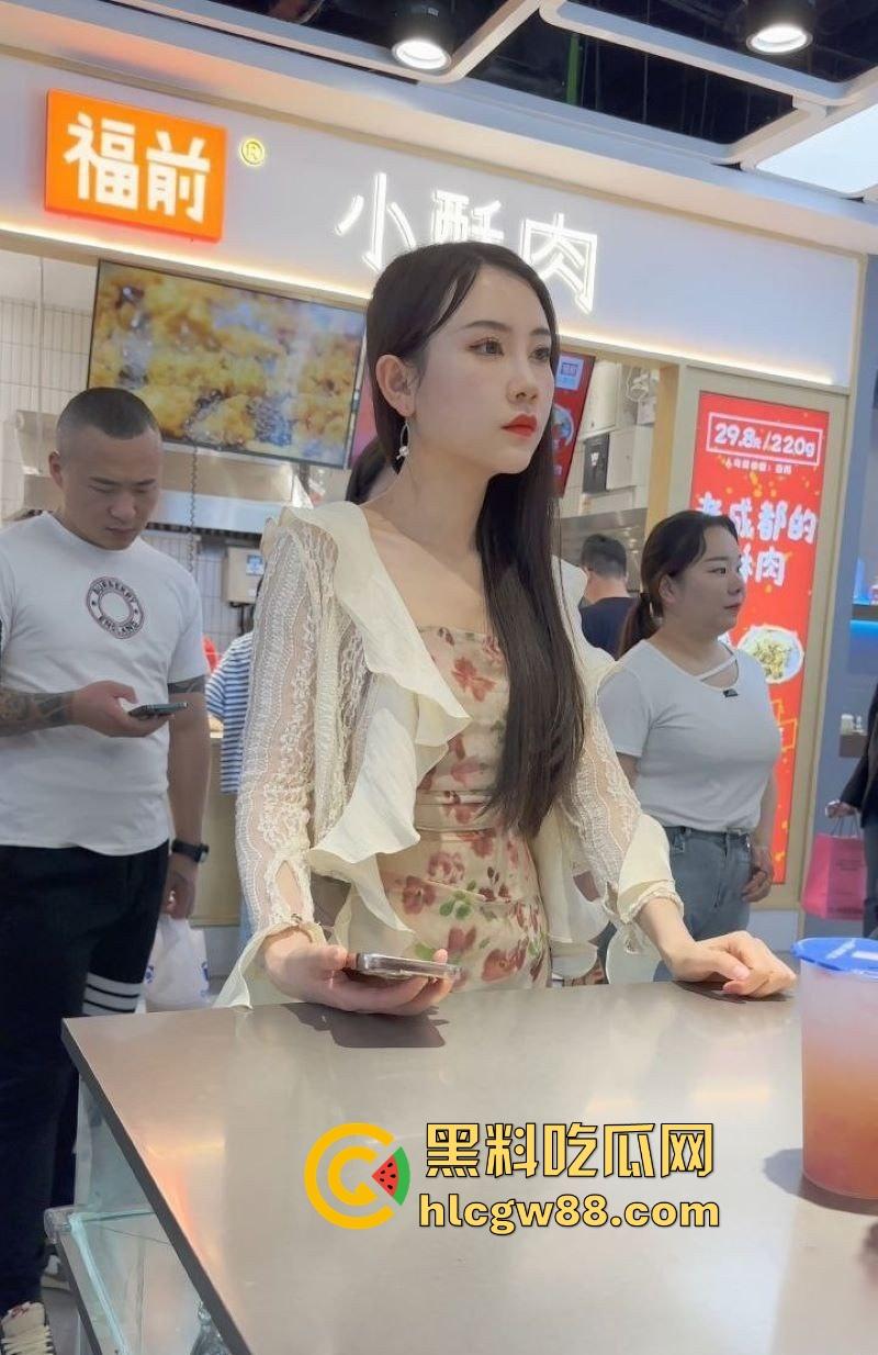 深圳街头偷拍狂潮,极品嫩妹裙底春光乍泄,透明丁字裤勒嫩鲍,阴毛浓密看的人目瞪口呆!-4