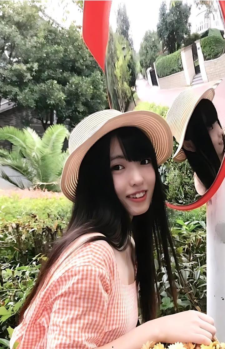 海南大学高颜值学姐【亦芮】调教视频曝光,白嫩母狗喝尿舔脚吞精,样样精通,纯粹反差骚货!-1