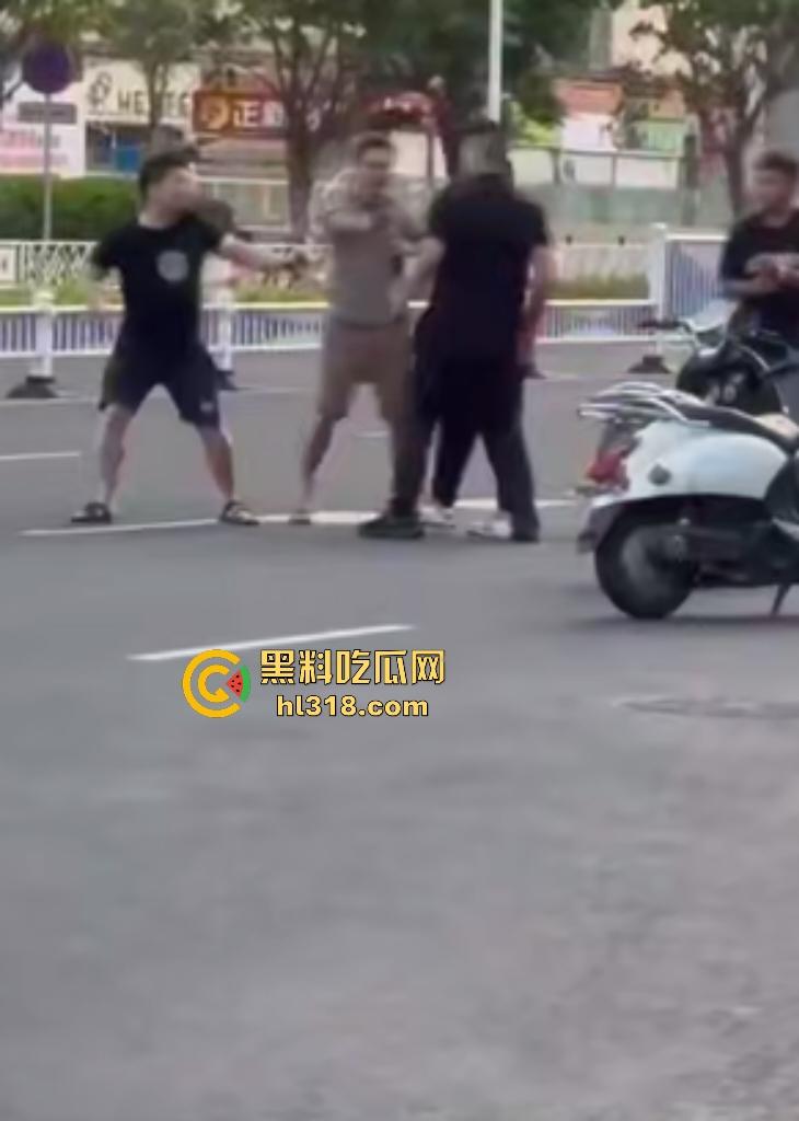 南宁街头两电动车直行左转引矛盾，黑衣男被打出血摇人反杀，刚刚还嚣张的对手直接秒趴！-4