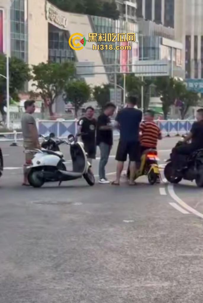 南宁街头两电动车直行左转引矛盾，黑衣男被打出血摇人反杀，刚刚还嚣张的对手直接秒趴！-6