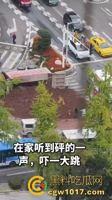 重庆巴南李家坨恒大城发生严重车祸，渣土车碰外卖小电驴，一个侧翻 将旁边的外卖小哥埋压致死，这真是鸡蛋碰石头，死无全尸啊！-3