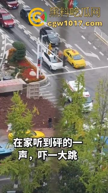 重庆巴南李家坨恒大城发生严重车祸，渣土车碰外卖小电驴，一个侧翻 将旁边的外卖小哥埋压致死，这真是鸡蛋碰石头，死无全尸啊！-4