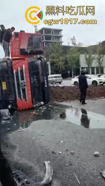 重庆巴南李家坨恒大城发生严重车祸，渣土车碰外卖小电驴，一个侧翻 将旁边的外卖小哥埋压致死，这真是鸡蛋碰石头，死无全尸啊！-6