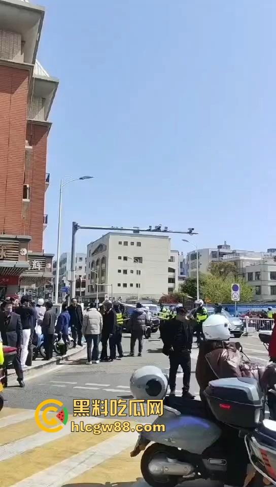 福州平潭惊现黄金大劫案，体育广场光天化日明抢，劫匪嚣张到极点喊着今天要杀人，还自拍发到网上！-10