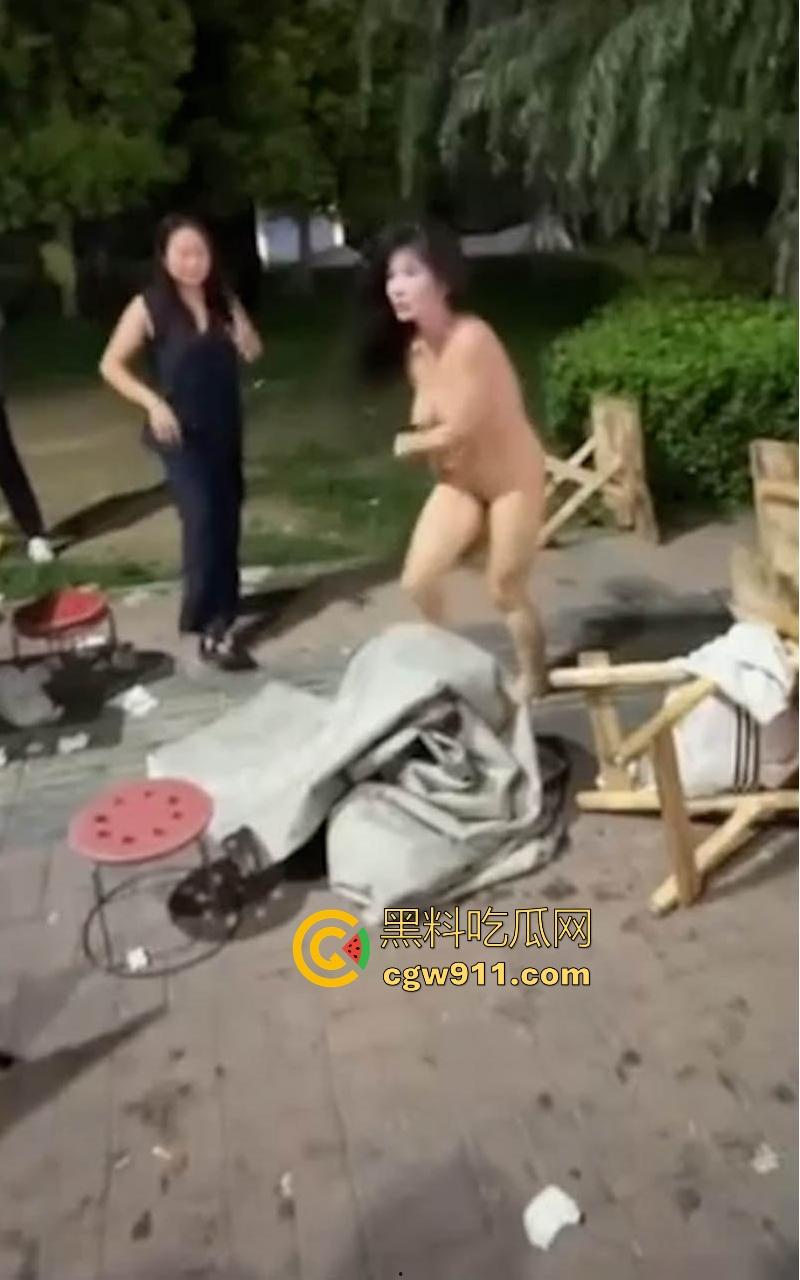 醉酒女深夜脱衣闹事视频流出,豪乳翘臀野外狂奔,小骚逼一览无遗,被路人围观录视频!-3