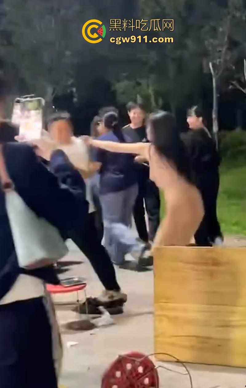 醉酒女深夜脱衣闹事视频流出,豪乳翘臀野外狂奔,小骚逼一览无遗,被路人围观录视频!-6