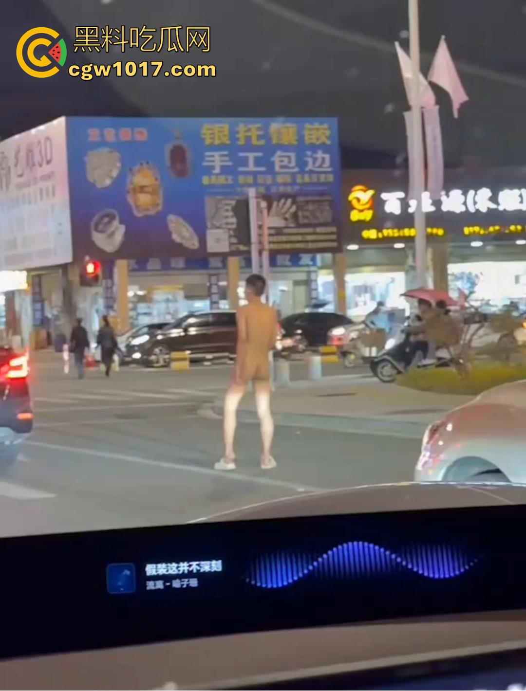 深圳罗湖水贝珠宝城惊现全裸男！大马路晃屌逛街 又是主人任务？-2