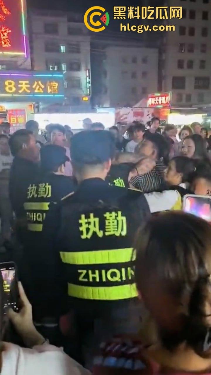 珠海渣男约会小三遭全家围堵暴打 无耻小三被扒光游街 亲爹都看不下去了!-1