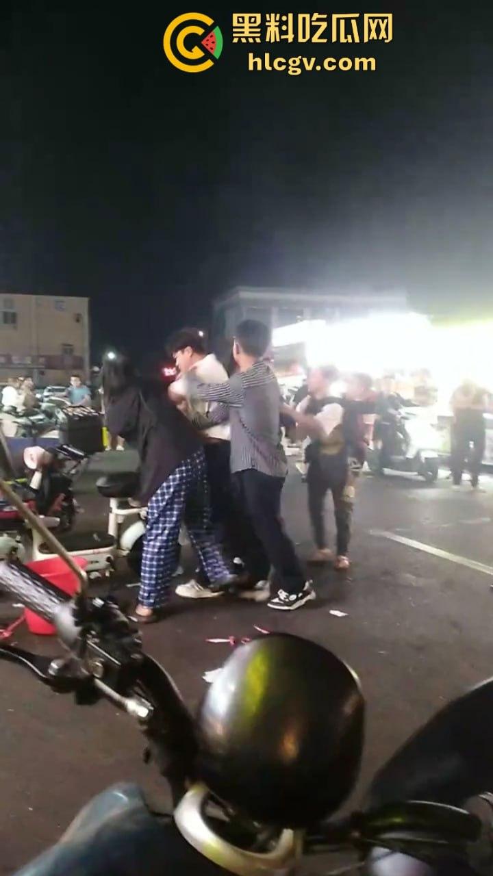 珠海渣男约会小三遭全家围堵暴打 无耻小三被扒光游街 亲爹都看不下去了!-3