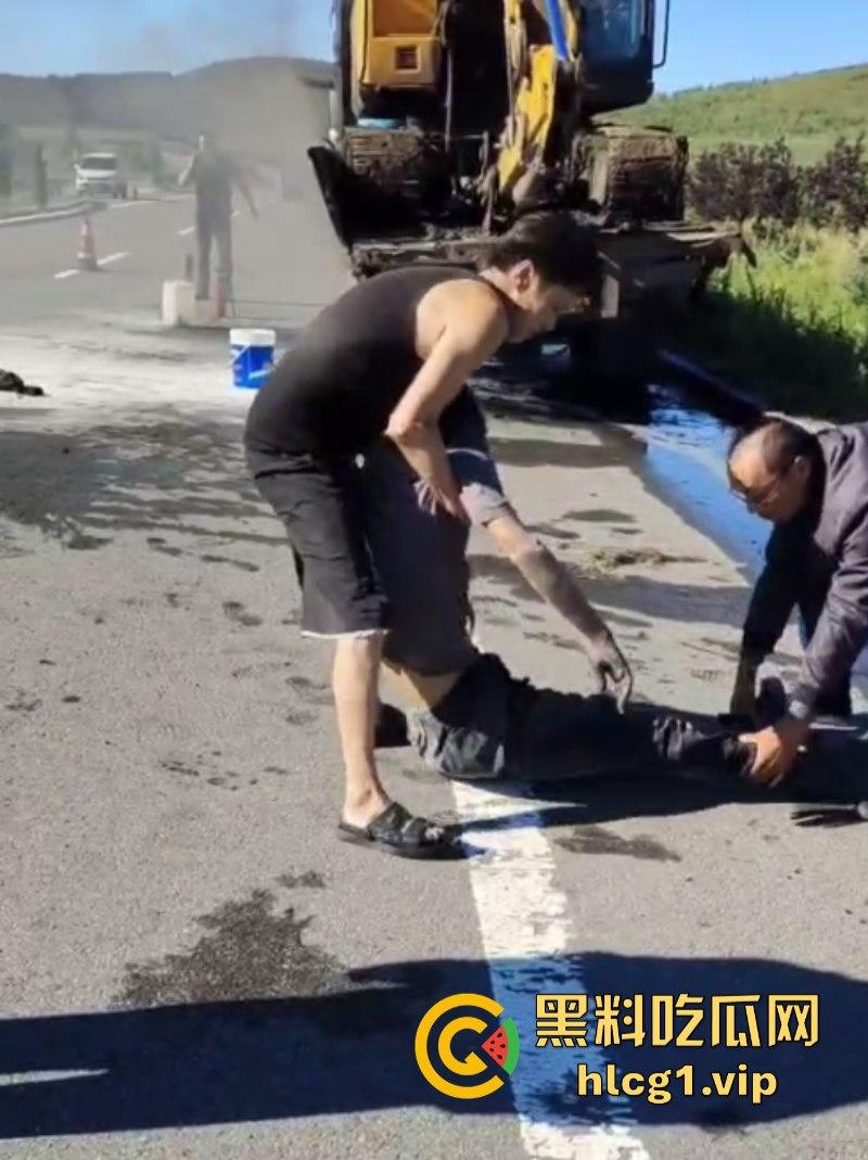 救火轮胎爆炸 内蒙古兴安盟科尔沁右翼前旗三岔镇把挖机师傅给炸懵逼了！-1