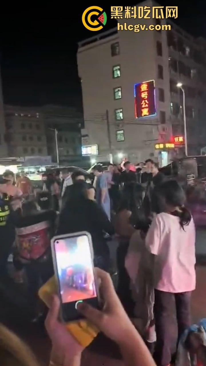 珠海渣男约会小三遭全家围堵暴打 无耻小三被扒光游街 亲爹都看不下去了!-7