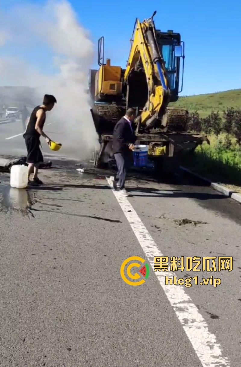 救火轮胎爆炸 内蒙古兴安盟科尔沁右翼前旗三岔镇把挖机师傅给炸懵逼了！-2