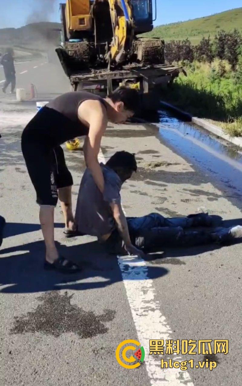 救火轮胎爆炸 内蒙古兴安盟科尔沁右翼前旗三岔镇把挖机师傅给炸懵逼了！-4