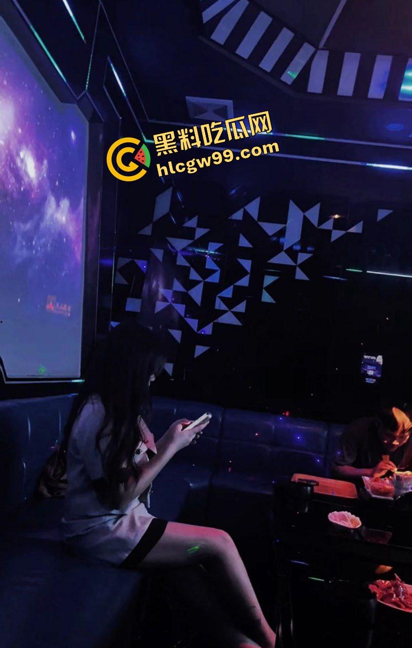 东莞贱逼骚母狗贱货【朱倩】骗老公睡觉了实则在KTV当灵魂舞者,淫荡模样尽显风骚!-4