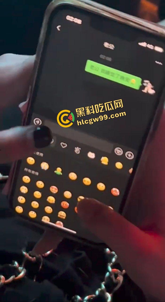 东莞贱逼骚母狗贱货【朱倩】骗老公睡觉了实则在KTV当灵魂舞者,淫荡模样尽显风骚!-6