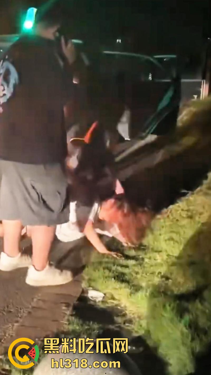 广州夜店女斗殴现场,俩长腿妹爆揍少妇,只穿胸罩内裤看着可真养眼啊,这样的战斗可太爱看了!-2