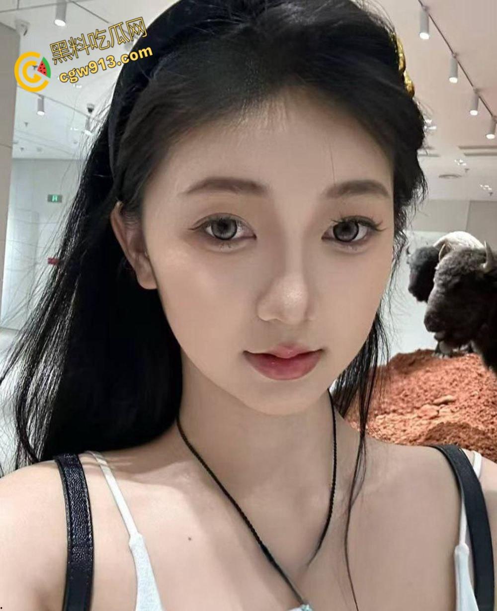 湖南师范学院高冷校花【李欣】,带眼镜舔弄大屌,金主肉屌滑出阴道,娇媚浪叫求继续,终被内射 !-3