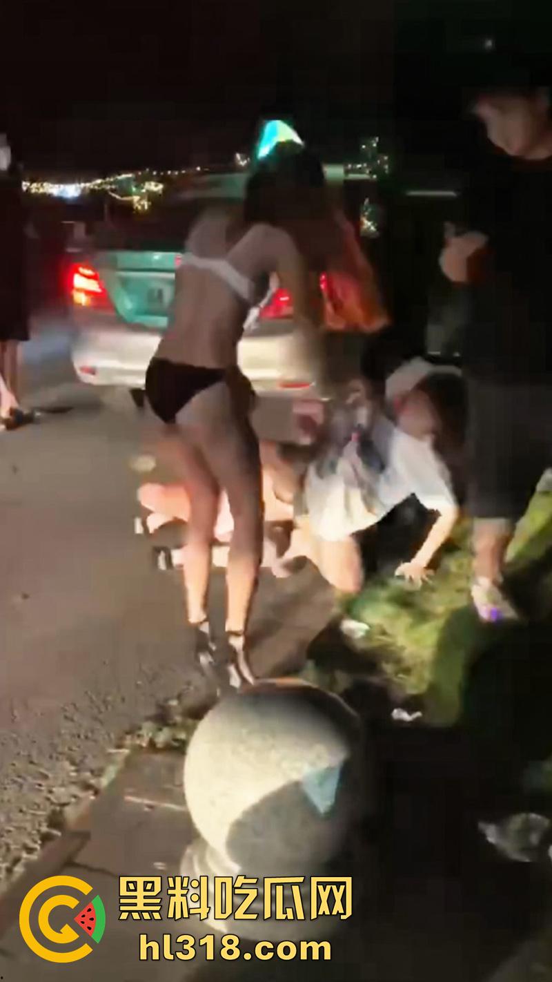 广州夜店女斗殴现场,俩长腿妹爆揍少妇,只穿胸罩内裤看着可真养眼啊,这样的战斗可太爱看了!-6