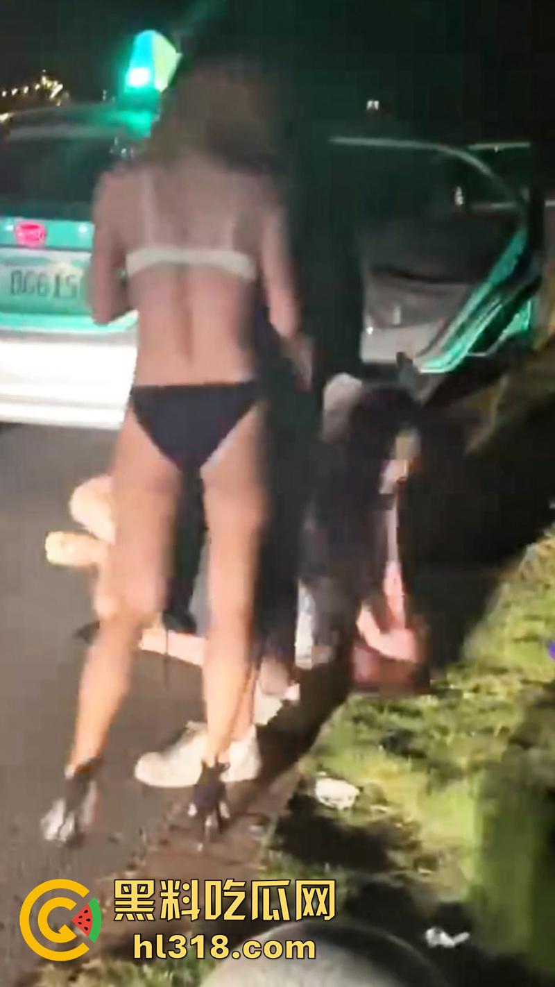 广州夜店女斗殴现场,俩长腿妹爆揍少妇,只穿胸罩内裤看着可真养眼啊,这样的战斗可太爱看了!-8