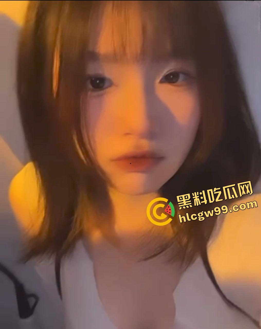 江西传媒职业清纯嫩妹反差婊【许雯婷】家中寂寞露奶发骚,破洞女仔裤暴插骚逼!独家曝光流出!-4