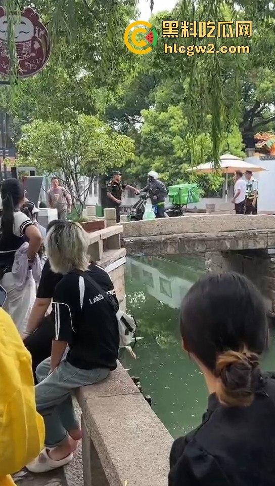 苏州外卖小哥与保安发生冲突 君子动口不动手,全程开喷 吃瓜群众越看越来劲,围观人越多矛盾越升级!-1
