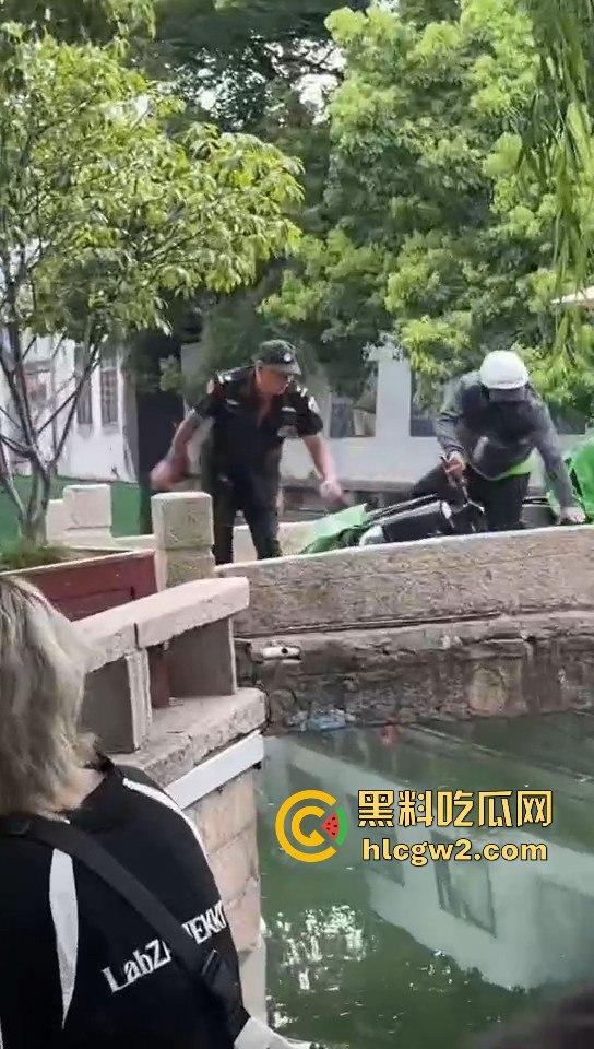 苏州外卖小哥与保安发生冲突 君子动口不动手,全程开喷 吃瓜群众越看越来劲,围观人越多矛盾越升级!-3