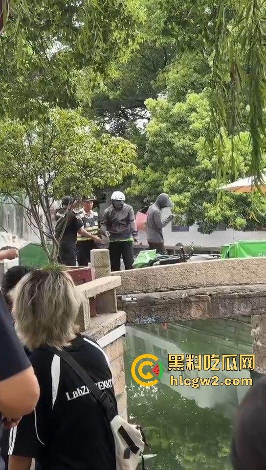 苏州外卖小哥与保安发生冲突 君子动口不动手,全程开喷 吃瓜群众越看越来劲,围观人越多矛盾越升级!-4