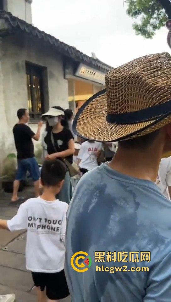 苏州外卖小哥与保安发生冲突 君子动口不动手,全程开喷 吃瓜群众越看越来劲,围观人越多矛盾越升级!-5