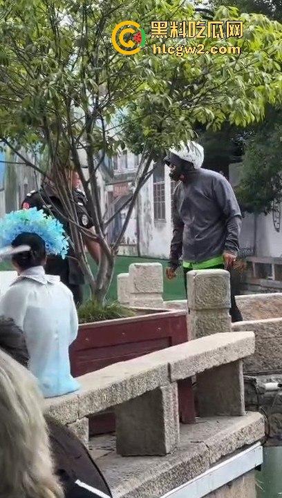 苏州外卖小哥与保安发生冲突 君子动口不动手,全程开喷 吃瓜群众越看越来劲,围观人越多矛盾越升级!-6