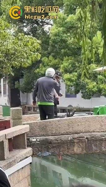 苏州外卖小哥与保安发生冲突 君子动口不动手,全程开喷 吃瓜群众越看越来劲,围观人越多矛盾越升级!-7