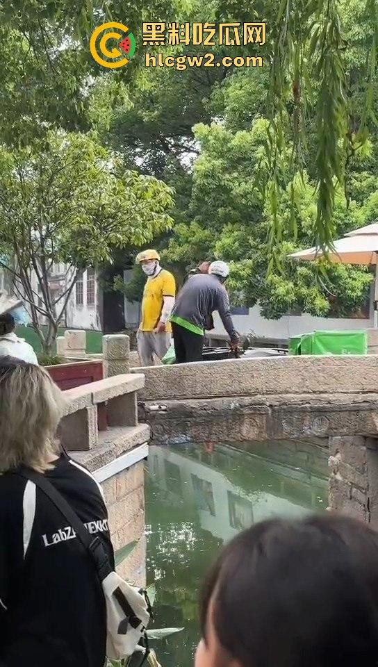 苏州外卖小哥与保安发生冲突 君子动口不动手,全程开喷 吃瓜群众越看越来劲,围观人越多矛盾越升级!-8