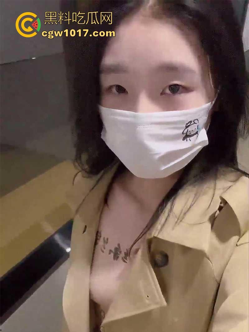 外网户外调教博主【小雨绵绵】各种户外全裸露出爬行自慰,随机拜访陌生人家,最对听从指令的骚母狗!-1