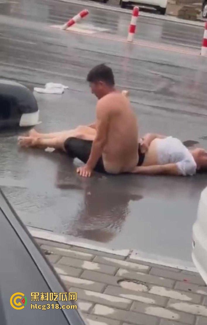 奇葩夫妻当街吵架,女方吵输了当街躺下耍赖,边吵还边脱衣服,真不把别人当外人啊!-4