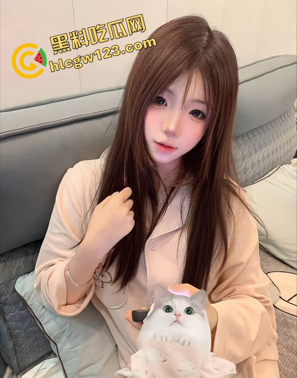 客车活春宫？情侣当众激情上演，男友全程抠到逼啪啪啪，水流不止纸巾都擦不干，乘客捂眼捂耳都不够！-3