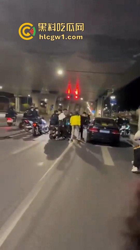 精神小伙炸街惹事！嫌话不好听，踢车砸车还录视频尾随炫耀，真特么无法无天！-1