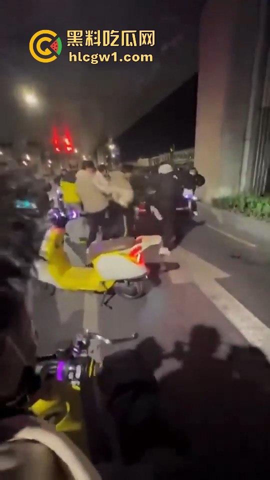 精神小伙炸街惹事！嫌话不好听，踢车砸车还录视频尾随炫耀，真特么无法无天！-4