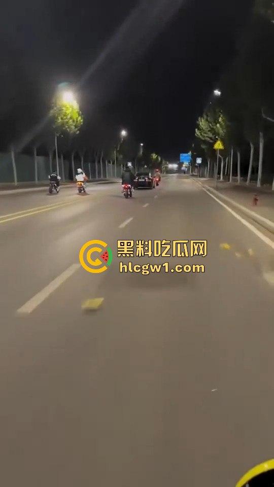 精神小伙炸街惹事！嫌话不好听，踢车砸车还录视频尾随炫耀，真特么无法无天！-8