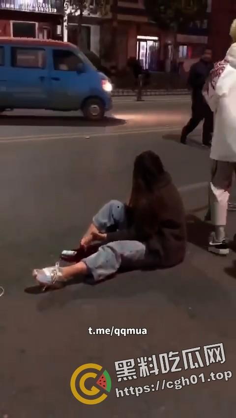 摩托车女骑士装上大货车 小腿直接断掉 现场血腥画面流出-4