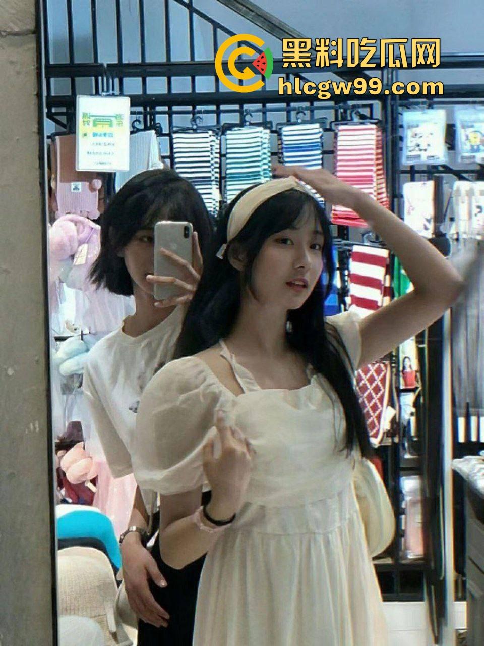 安徽医科大学骚浪『童依依』流出大尺度视频!露脸跪舔金主鸡巴,主动掰逼求后入爆操,娇喘求操太下头!-1