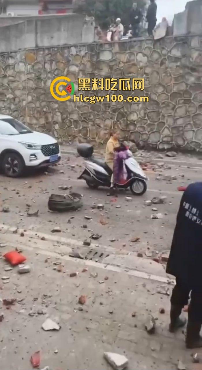 女司机漂移撞墙全程高能,开车像玩QQ飞车,氮气加速弹射起步,车撞成废铁人却完好无损牛逼!-5