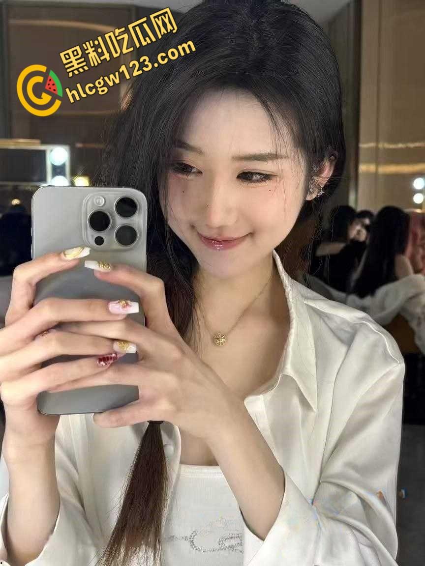 高颜留学生与大屌洋男友激情做爱,肥美多汁的白虎粉鲍,紧紧包裹大屌被操得淫叫连连!-1