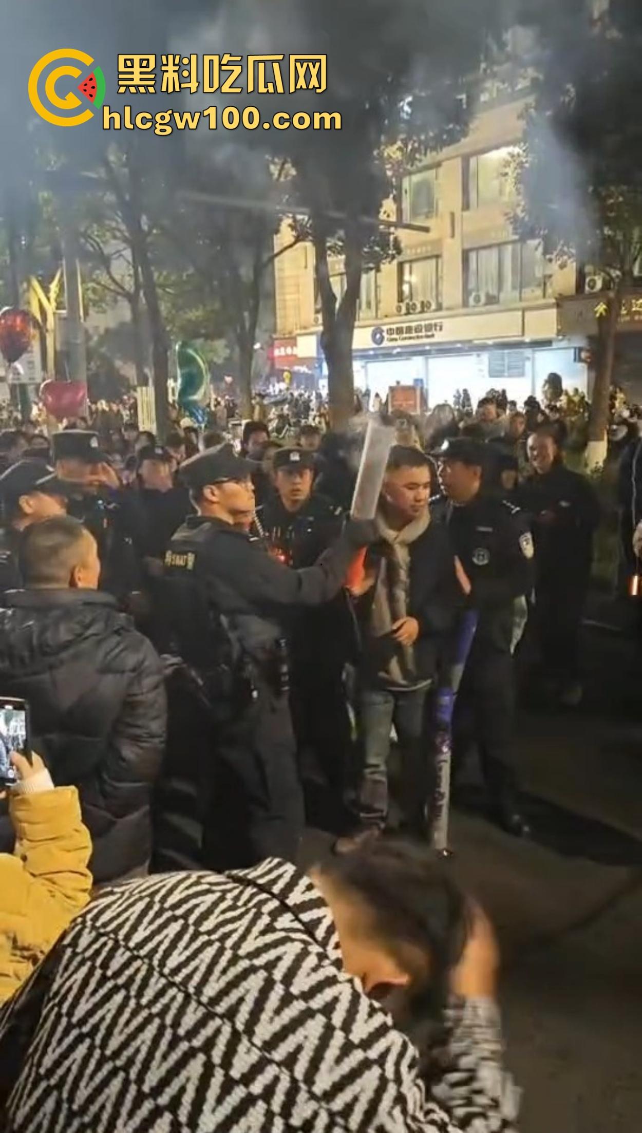 温州广场烟花事件搞笑收场,大半夜点烟花浪漫没享受多久,气氛没拉满,警察先到了,警察一到直接带走!-3
