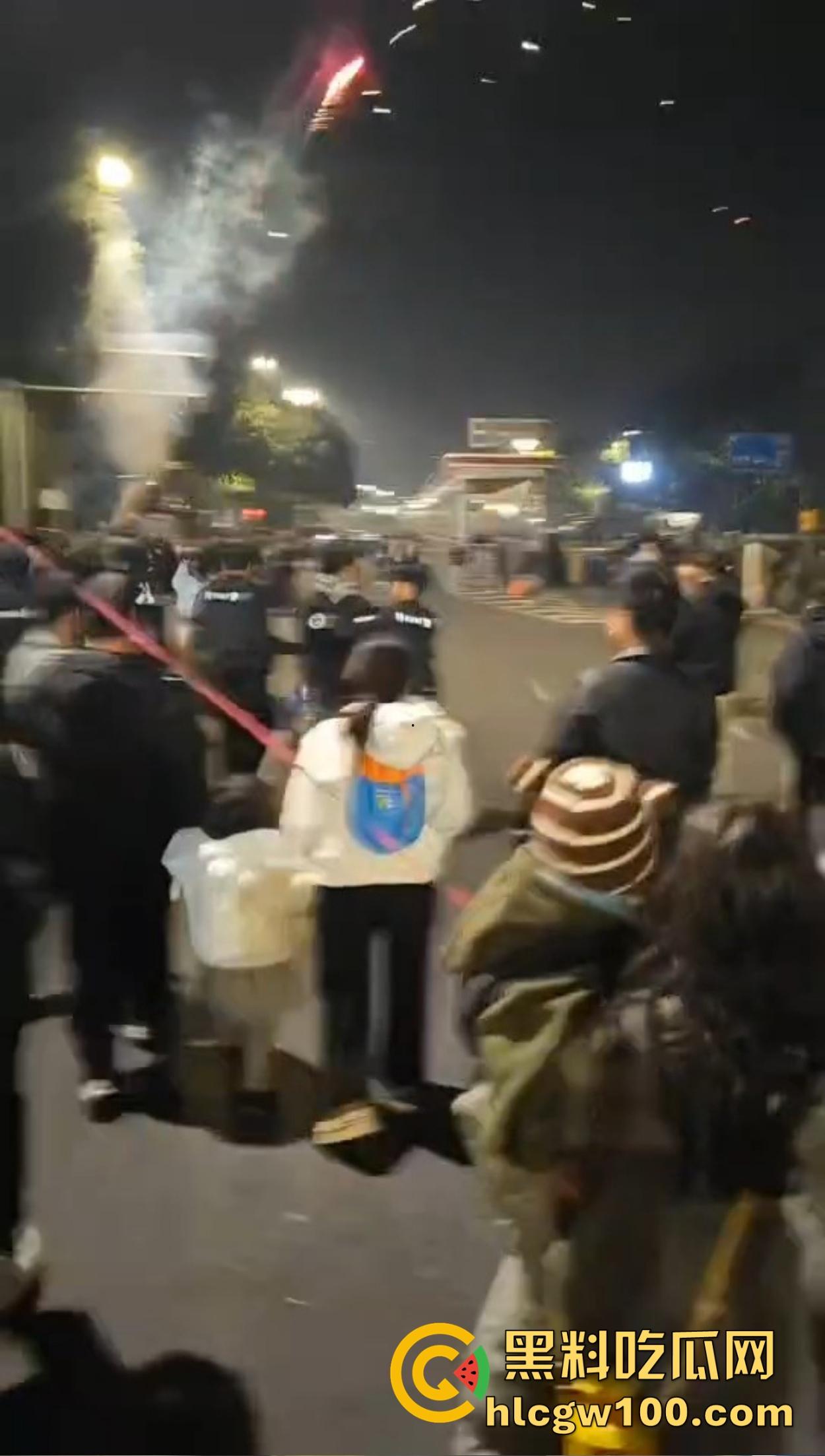 温州广场烟花事件搞笑收场,大半夜点烟花浪漫没享受多久,气氛没拉满,警察先到了,警察一到直接带走!-6