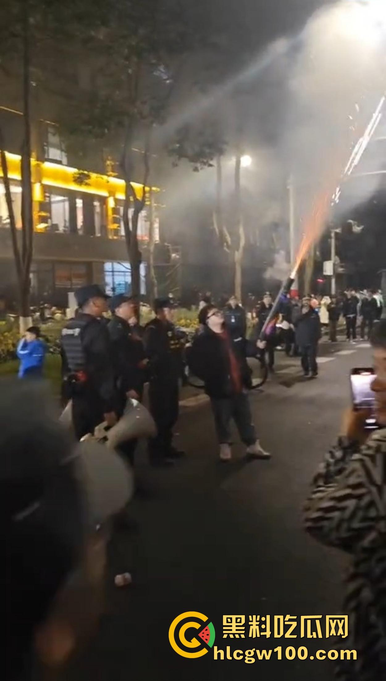 温州广场烟花事件搞笑收场,大半夜点烟花浪漫没享受多久,气氛没拉满,警察先到了,警察一到直接带走!-8