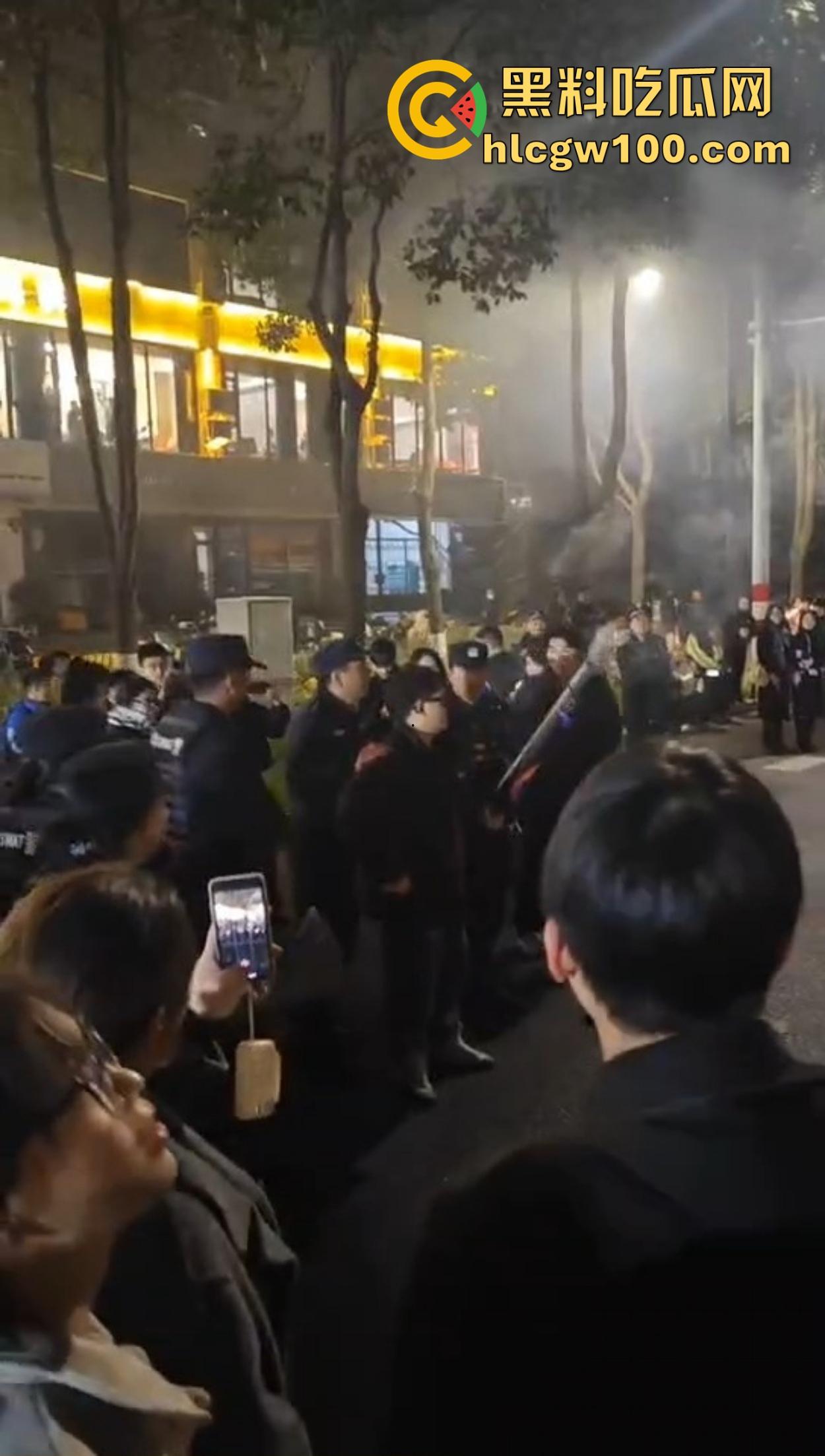 温州广场烟花事件搞笑收场,大半夜点烟花浪漫没享受多久,气氛没拉满,警察先到了,警察一到直接带走!-9