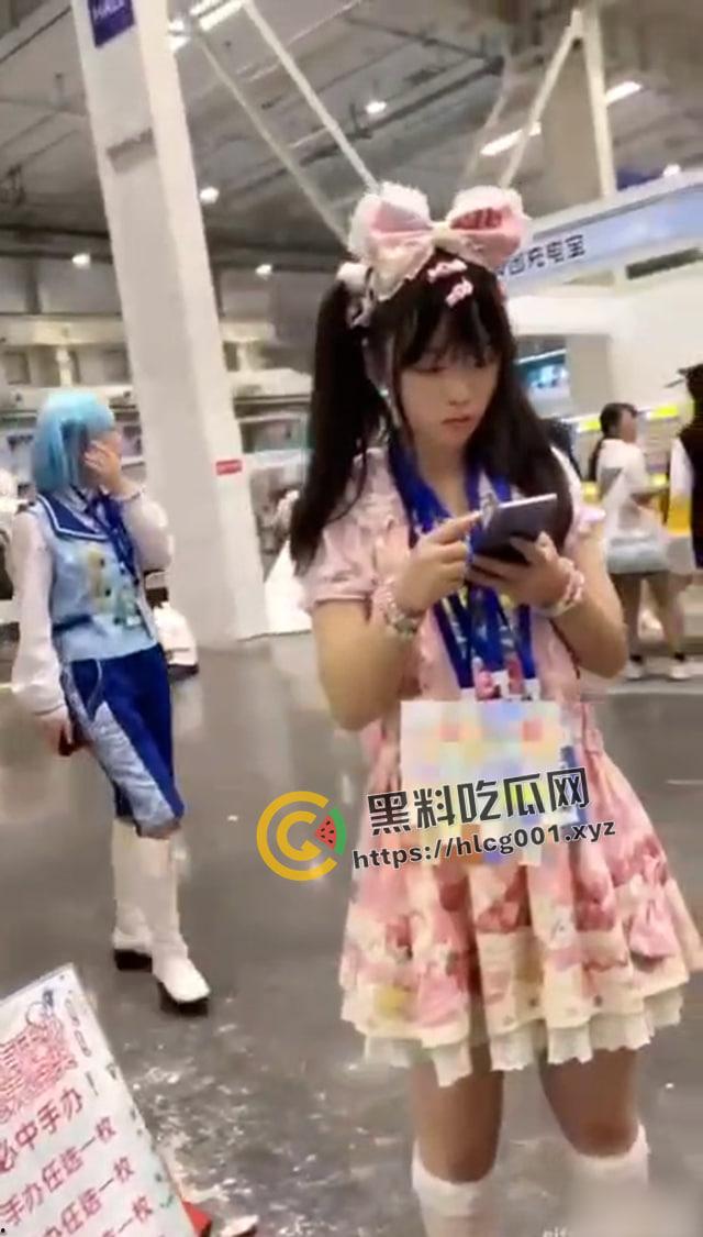 最强漫展偷拍！摄像头都快塞进逼里了 肛门一看就被开发过 你们洛丽塔都玩的这么花嘛-2